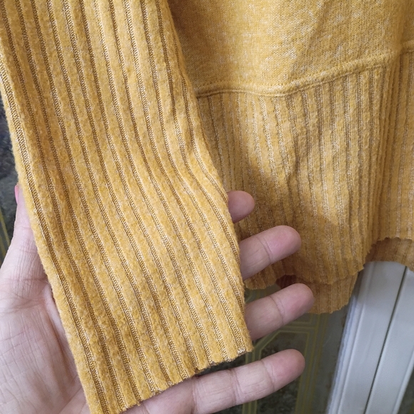 Per Se Mustard Knit Top - Picture 4 of 6
